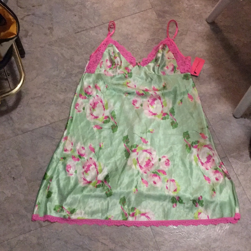 Short night gown. New /w tag Size L/ really cute